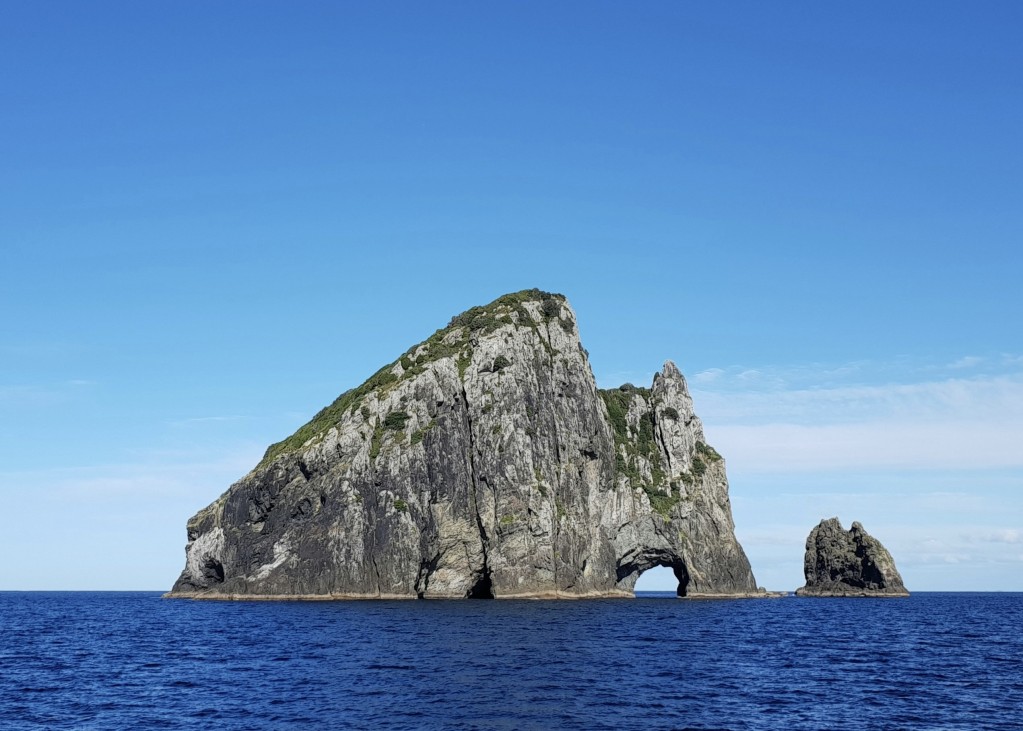 whole in the rock bay of islands